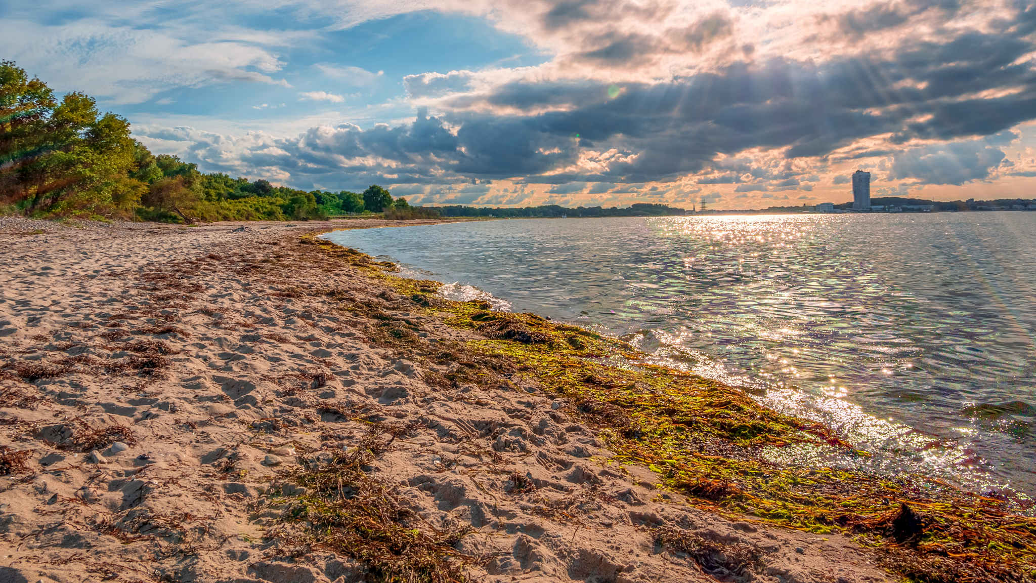 Ein menschenleerer Strand unter blauem Himmel